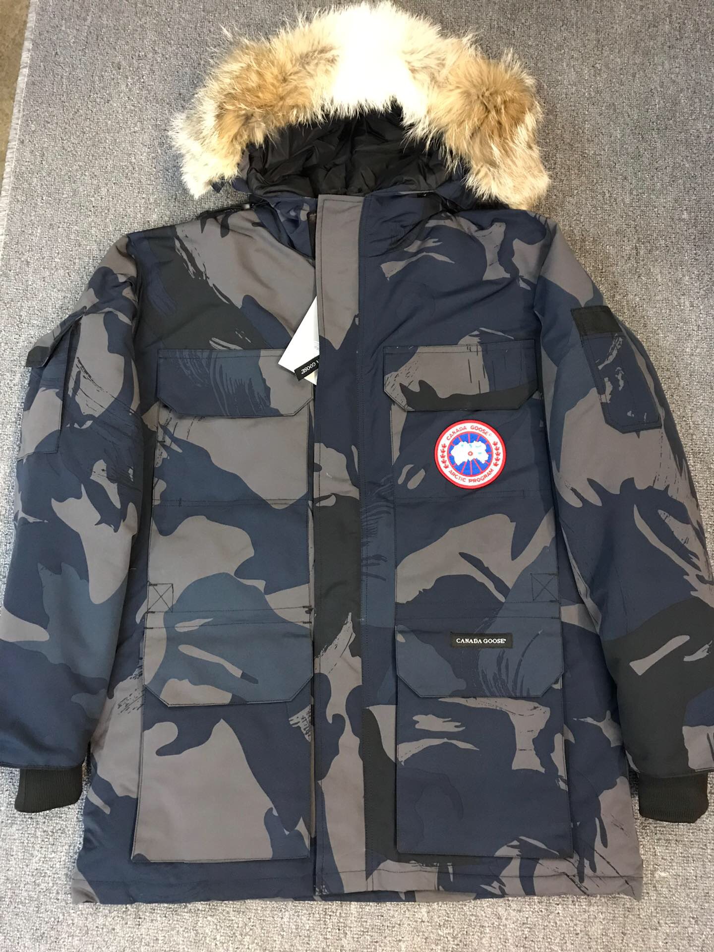 Can*a Go*e coat-115