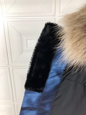Can*a Go*e coat-117