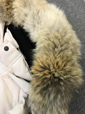 Can*a Go*e coat-100