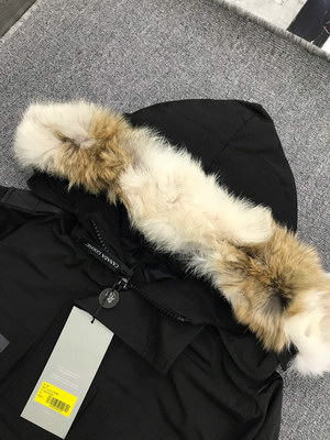 Can*a Go*e coat-144