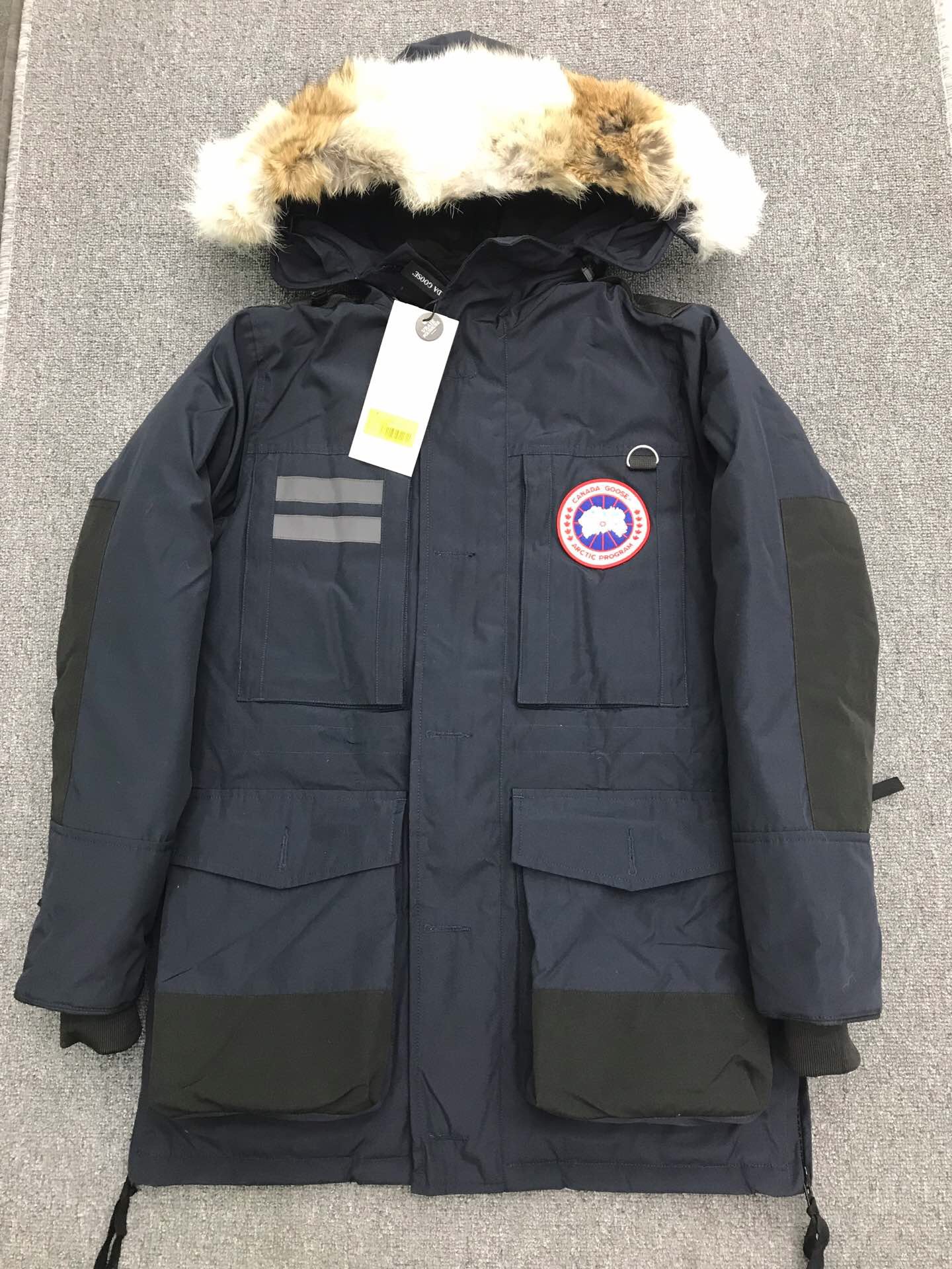 Can*a Go*e coat-145