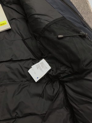 Can*a Go*e coat-145