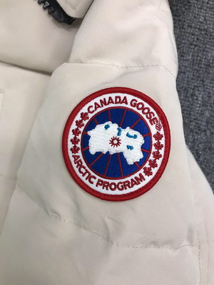 Can*a Go*e coat-155