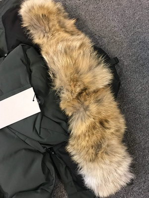Can*a Go*e coat-153