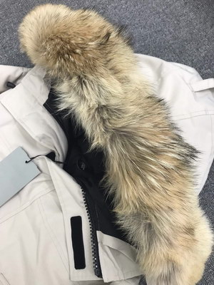 Can*a Go*e coat-13-165