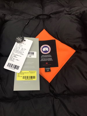 Can*a Go*e coat-181