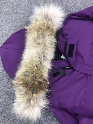 Can*a Go*e coat-180