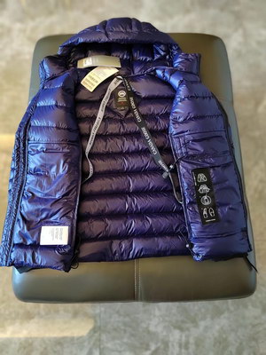 Can*a Go*e coat-185