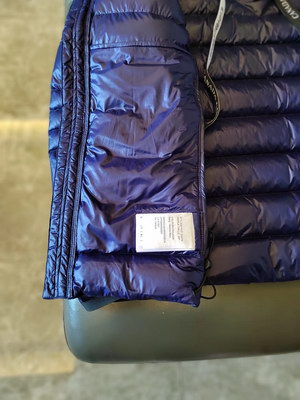 Can*a Go*e coat-185