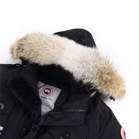 Can*a Go*e coat-230