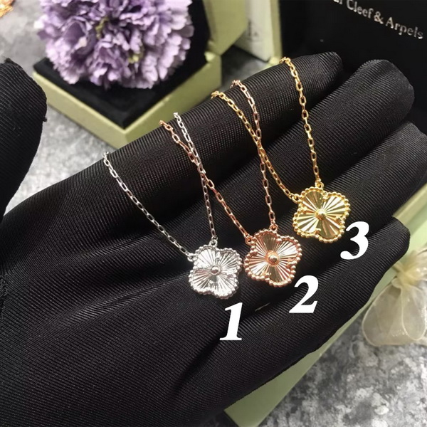 V*n Cl**f & Ar**ls necklace