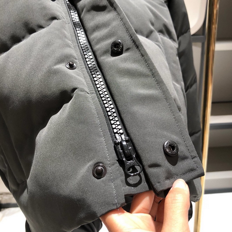 Can*a Go*e coat-240