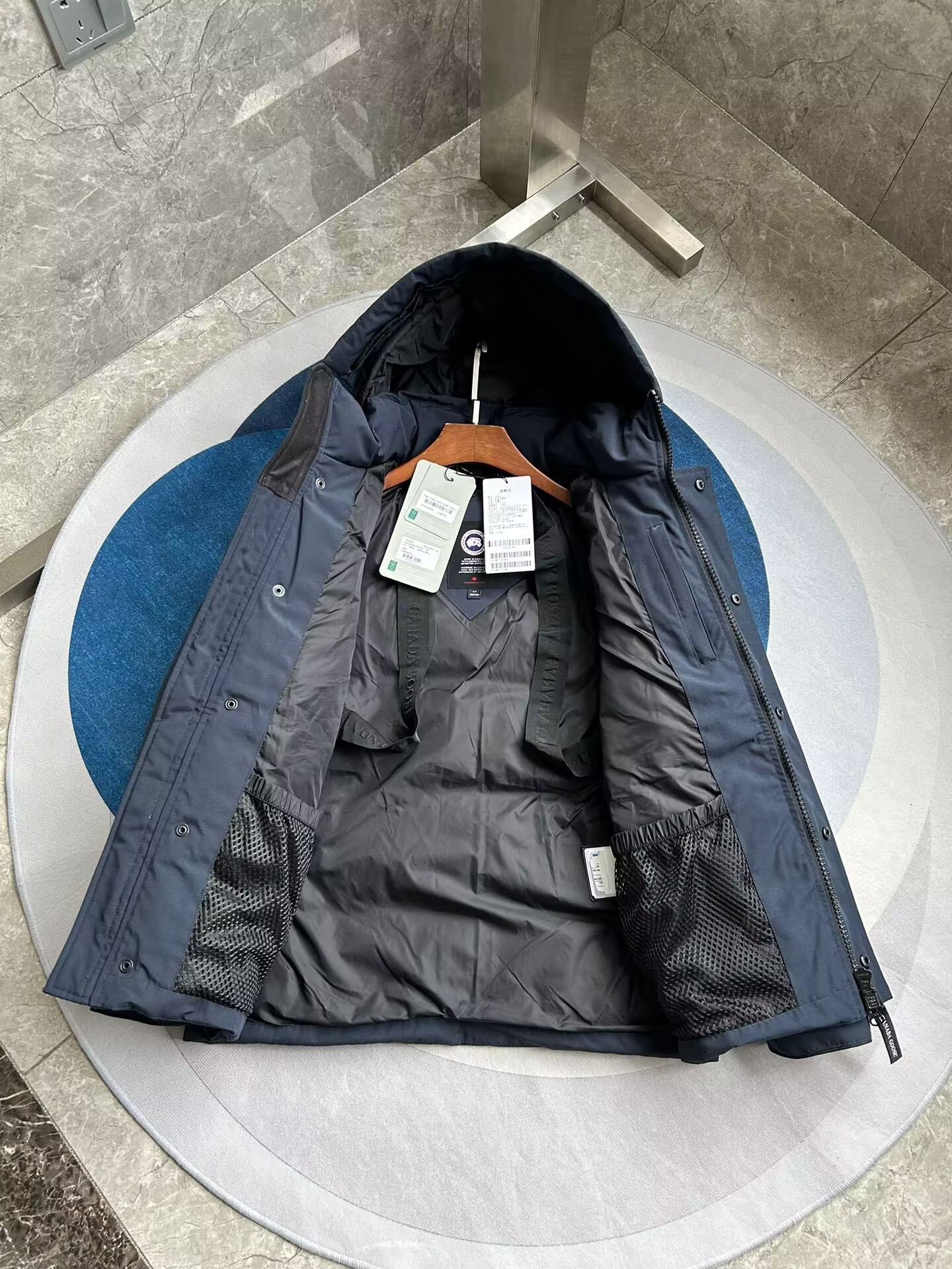 Can*a Go*e coat-365