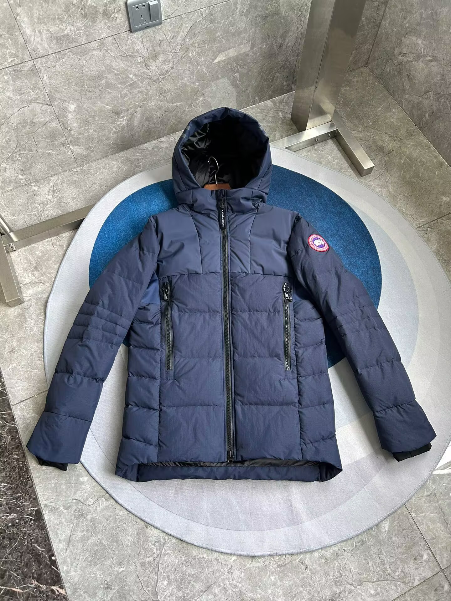 Can*a Go*e coat-256