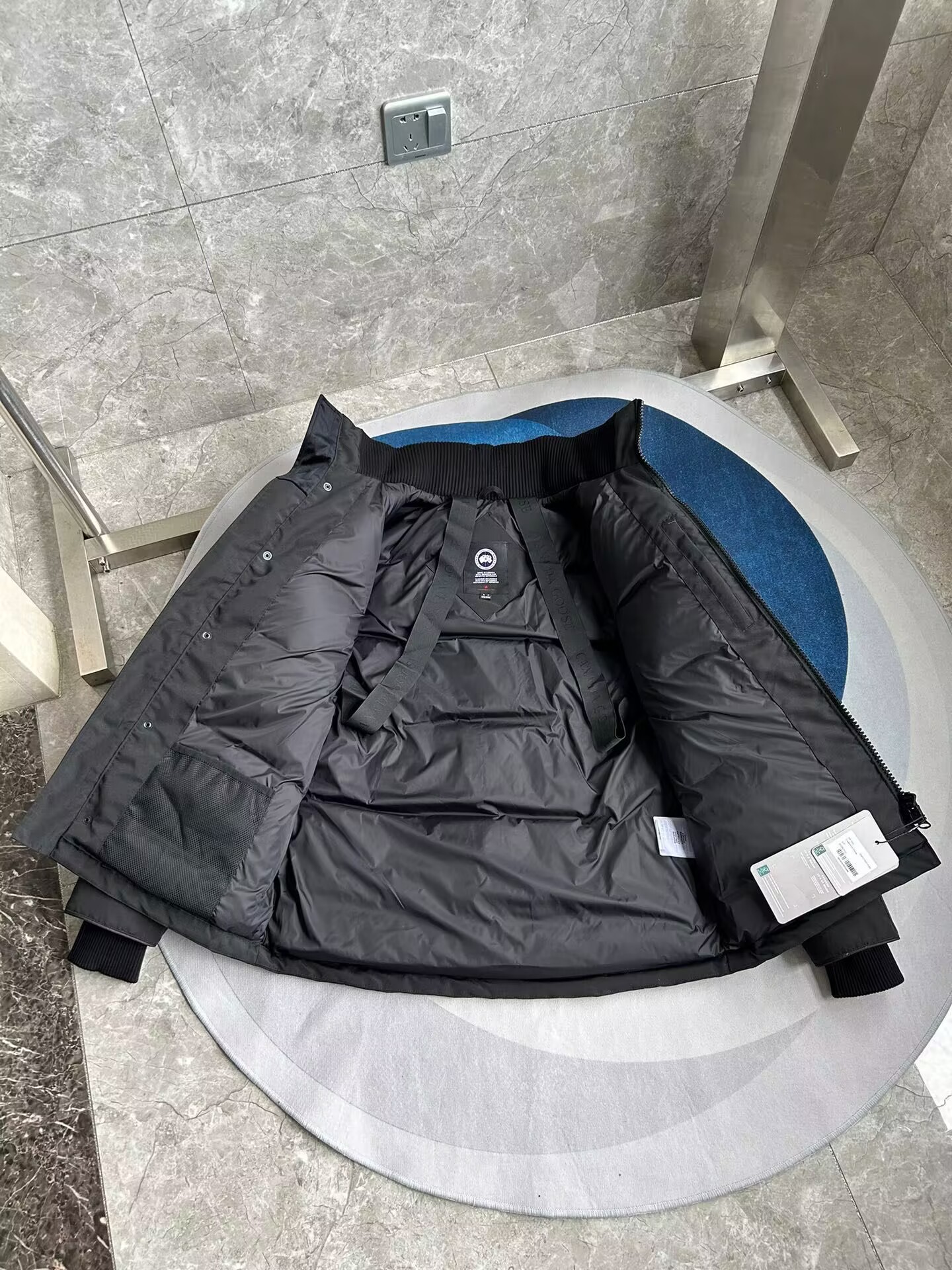Can*a Go*e coat-253
