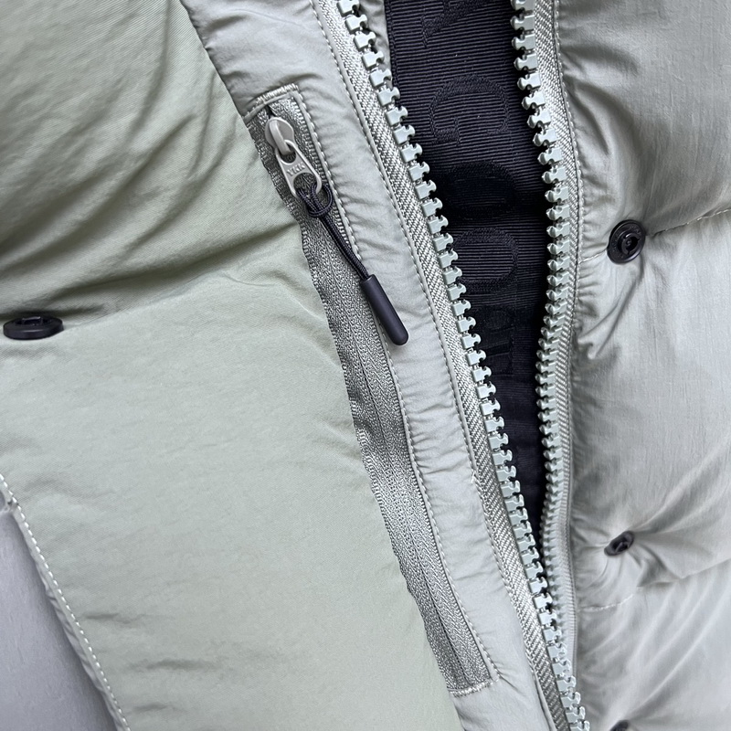 Can*a Go*e coat-303