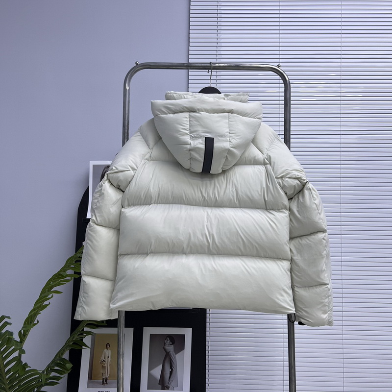 Can*a Go*e coat-304