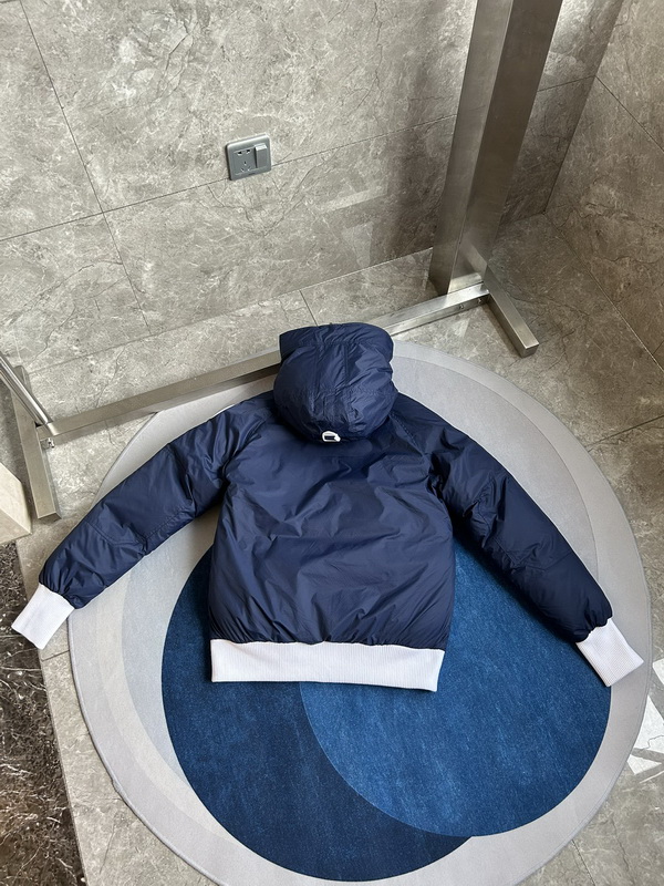 Can*a Go*e coat-310