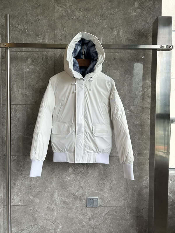 Can*a Go*e coat-311