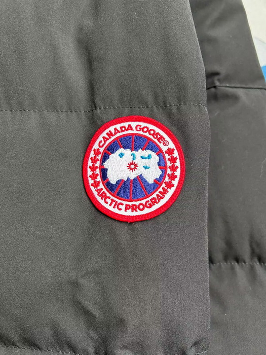 Can*a Go*e coat-370