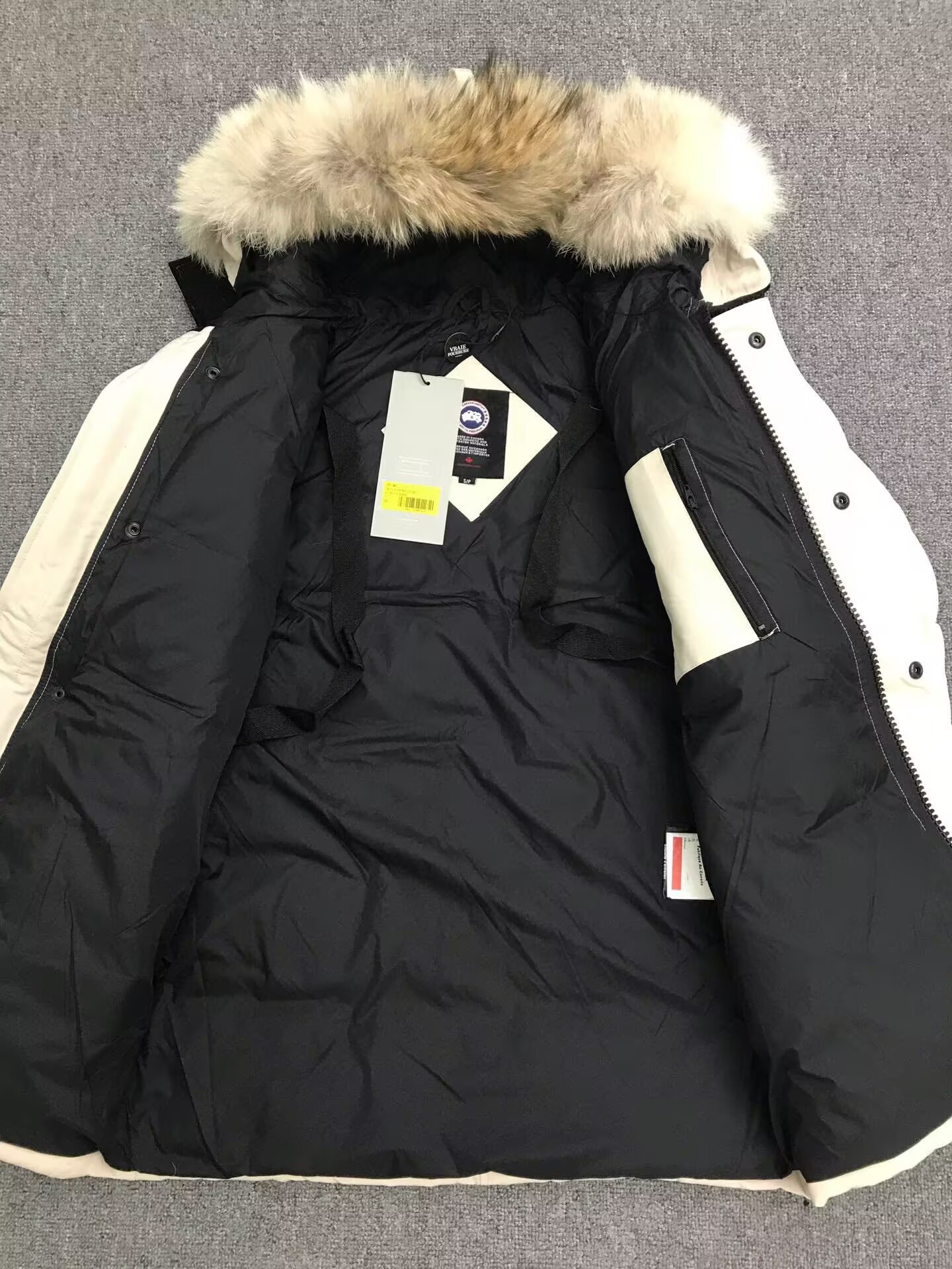 Can*a Go*e coat-379