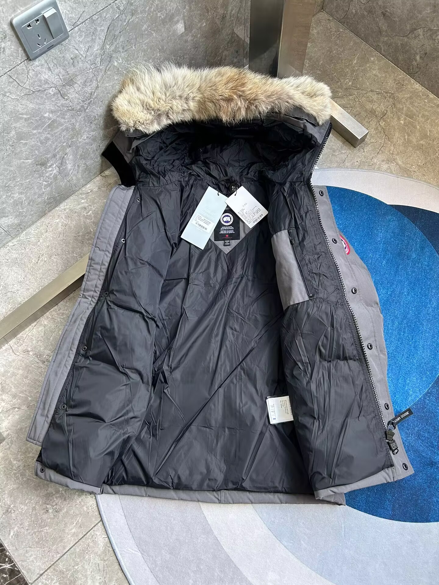 Can*a Go*e coat-382