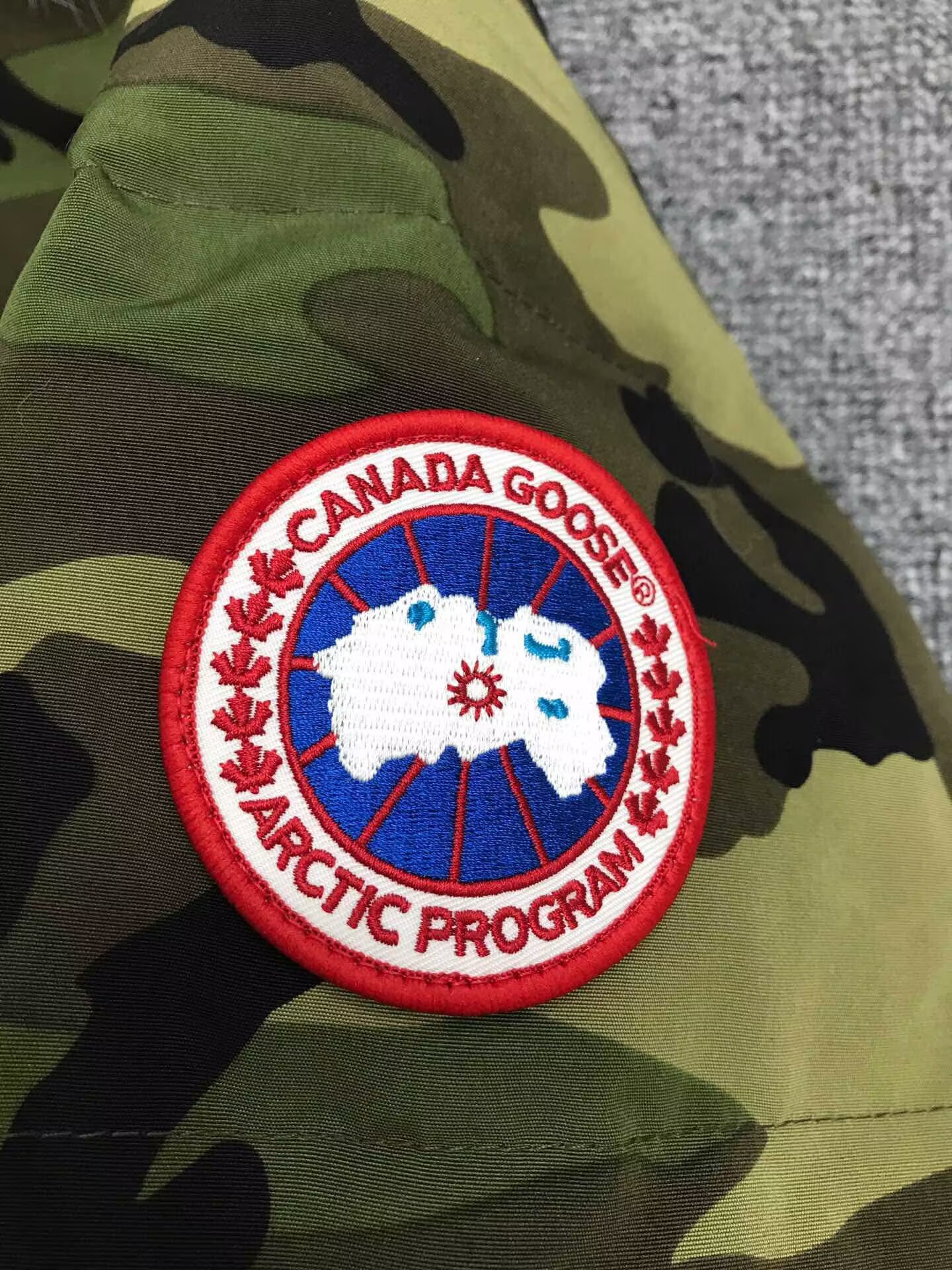 Can*a Go*e coat-380
