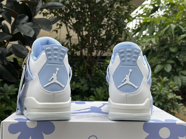 Air Jordan 4 ALUMINUM