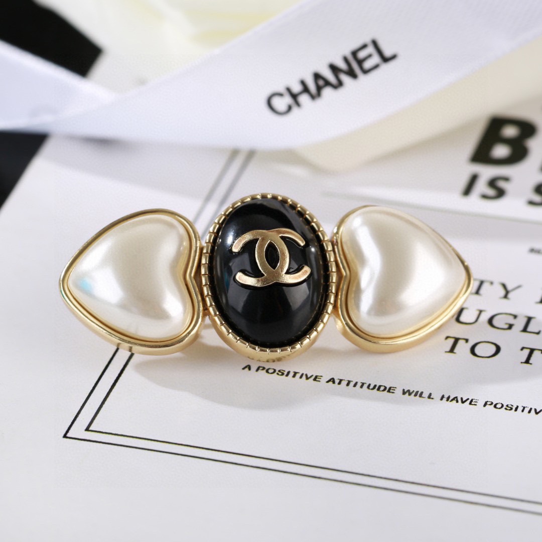 Ch*el brooch-011