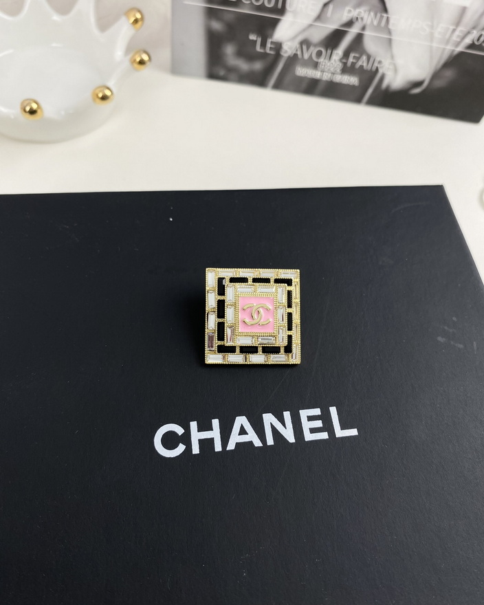 Ch*el brooch-074