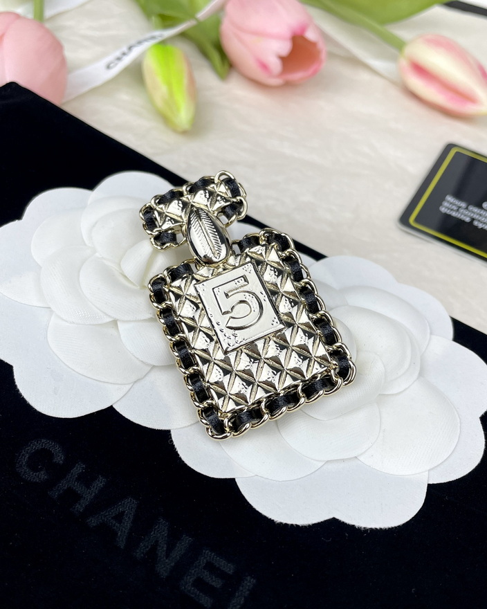 Ch*el brooch-054