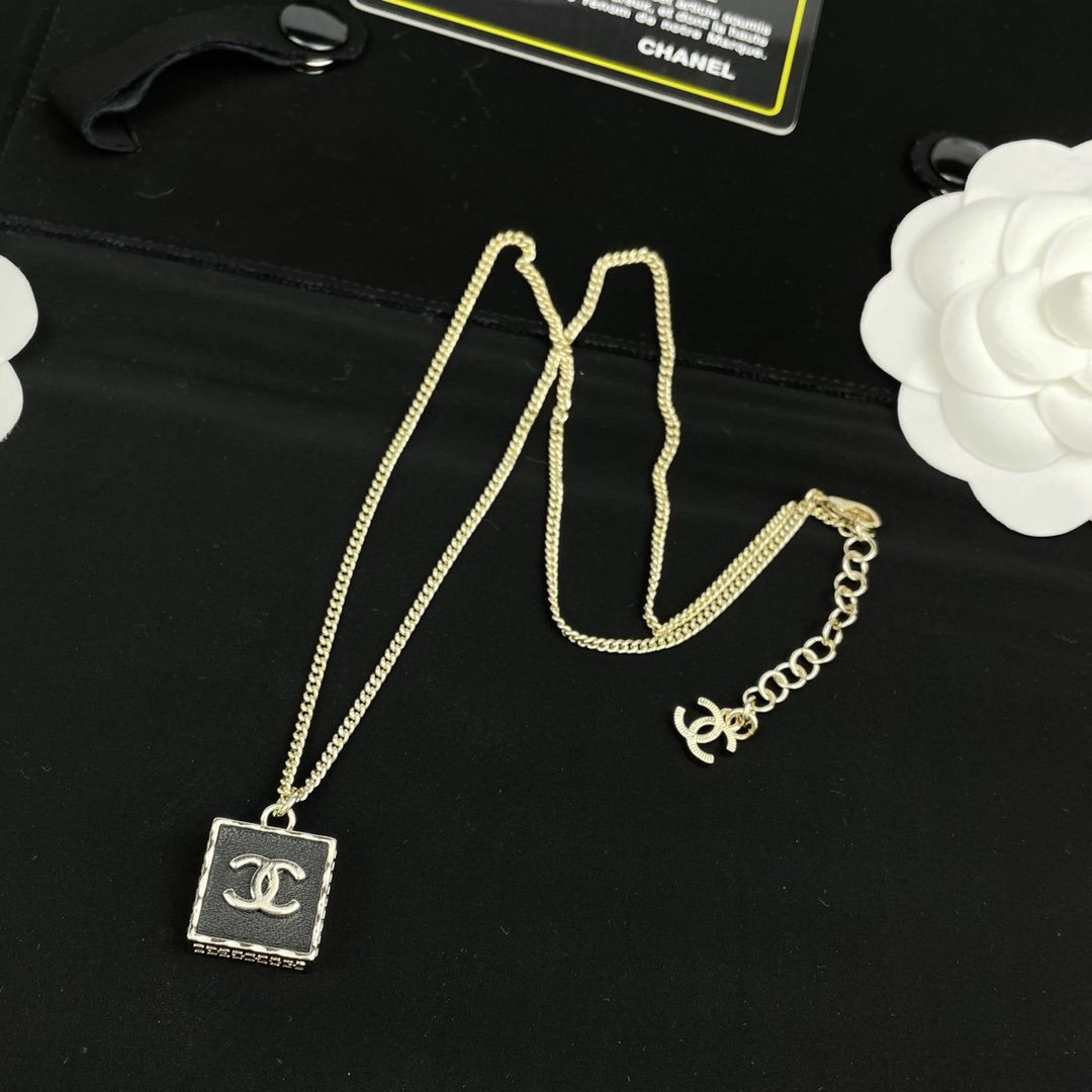 Ch*el necklace-010