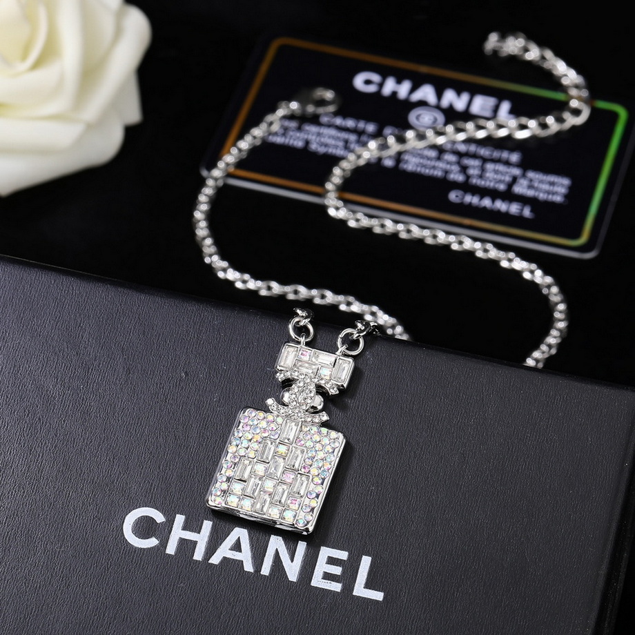 Ch*el necklace-085
