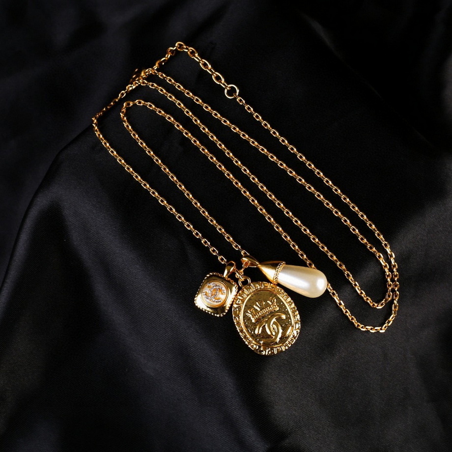 Ch*el necklace-064