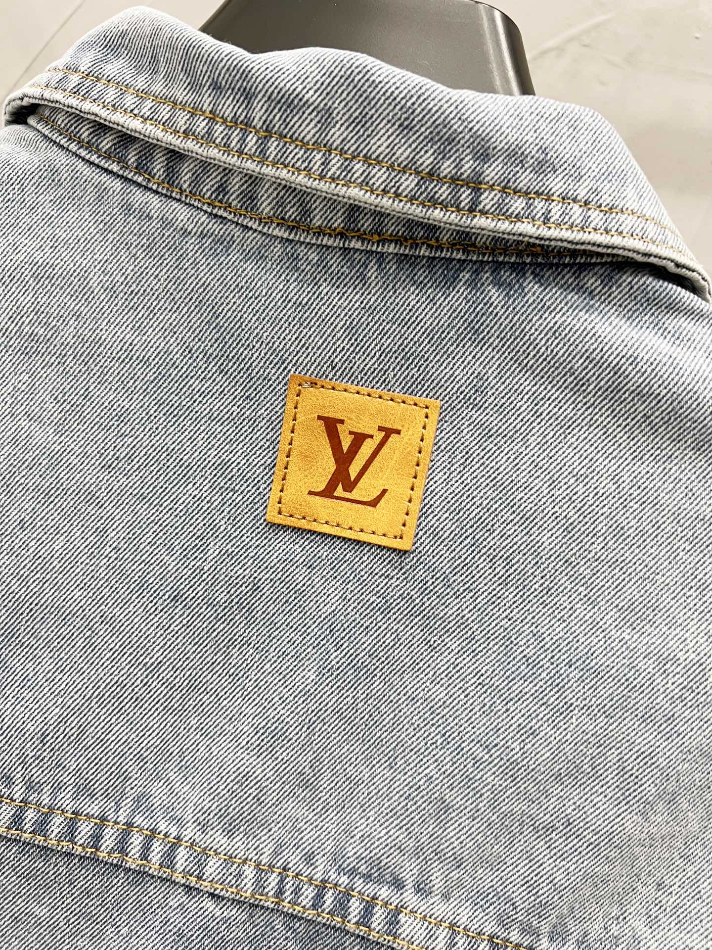 LV Jacket-032